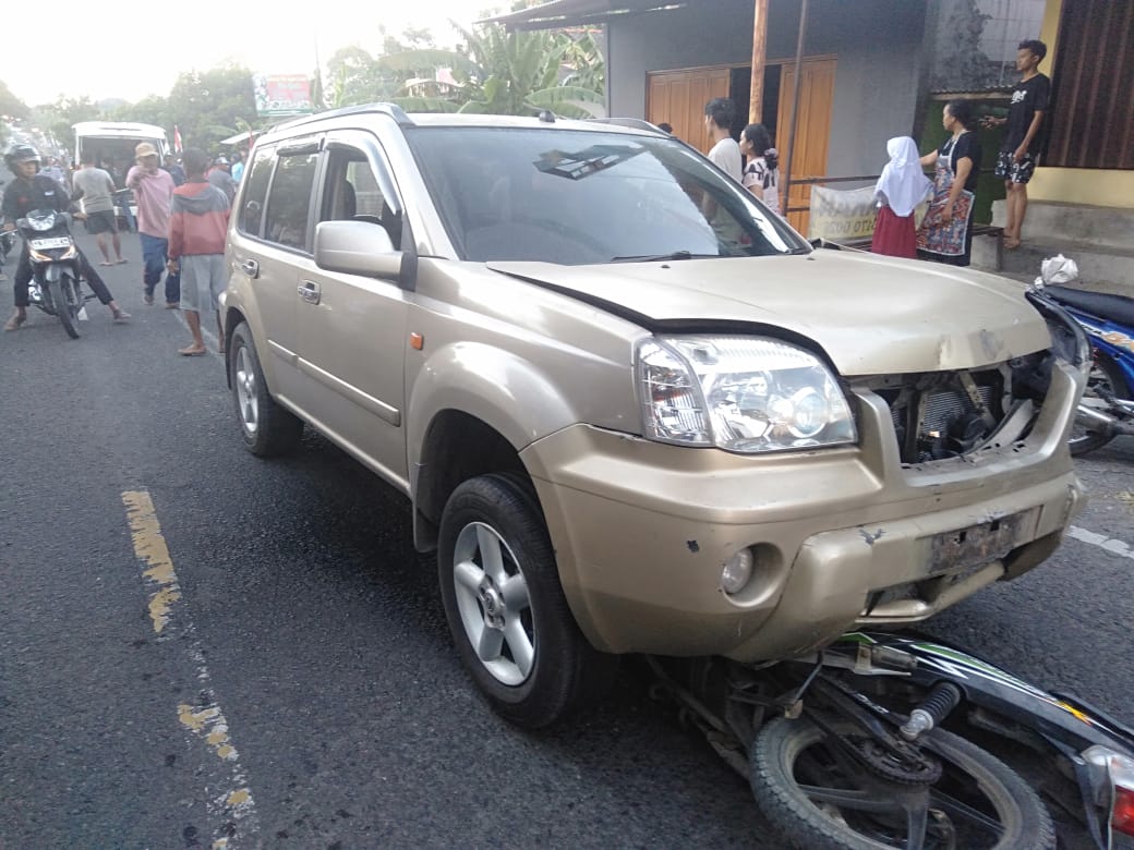 Mobil yang dikendarai oleh SE anggota Kodim 0729 Bantul saat menabrak empat motor, satu mobil, dan pejalan kaki Kamis (17/7)