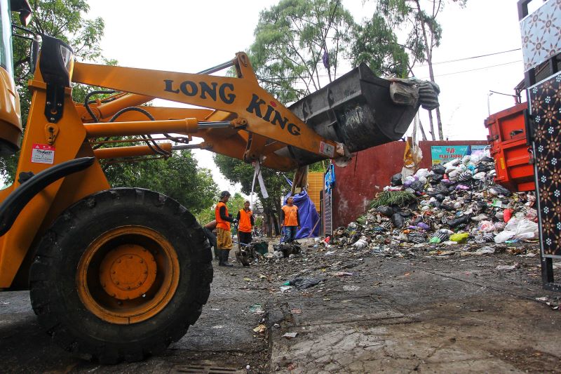 Petugas Dinas Lingkungan Hidup (DLH) Kota Jogja mengerahkan alat berat untuk memasukkan sampah ke dalam depo Mandala Krida, Kota Jogja, Selasa (22/7)
