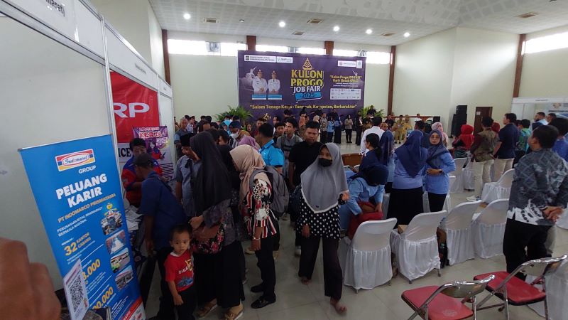 BERJUBEL: Pencaker memenuhi ruangan stan penyedia kerja di TBK.&nbsp;