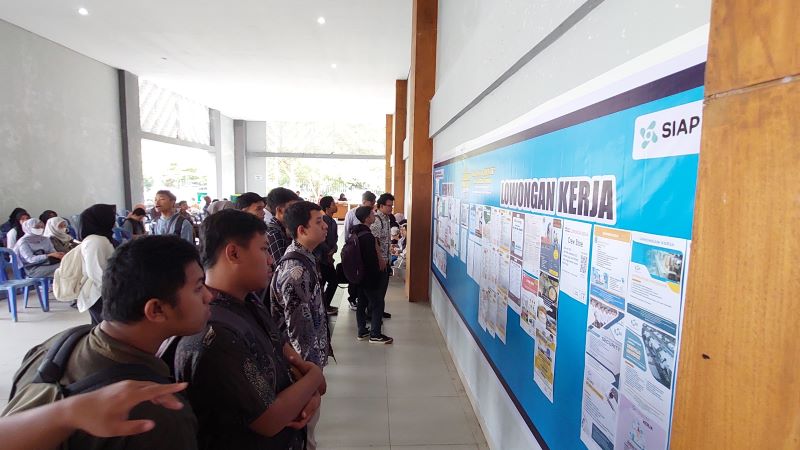 SELEKTIF: Pencaker melihat lowongan kerja yang terpasang di papan pengumuman.&nbsp;