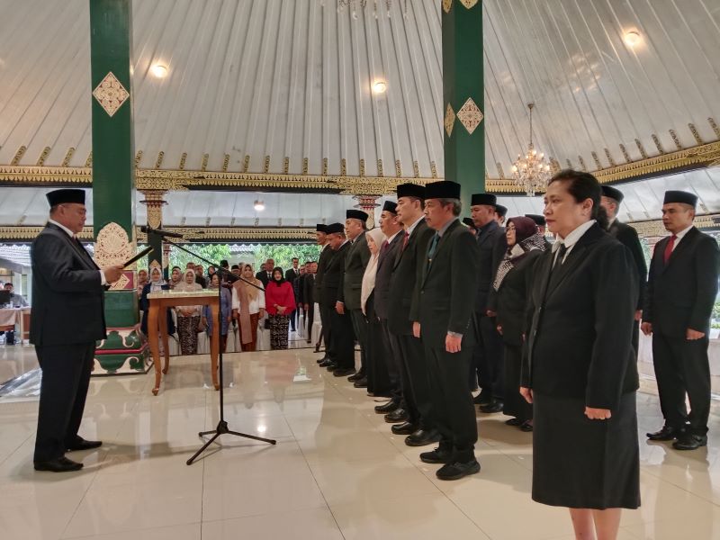 SIMBOLIS: Harda Kiswaya saat mengambil sumpah 22 pejabat eselon dua yang resmi dilantik di Pendopo Parasamya Selasa (22/7).