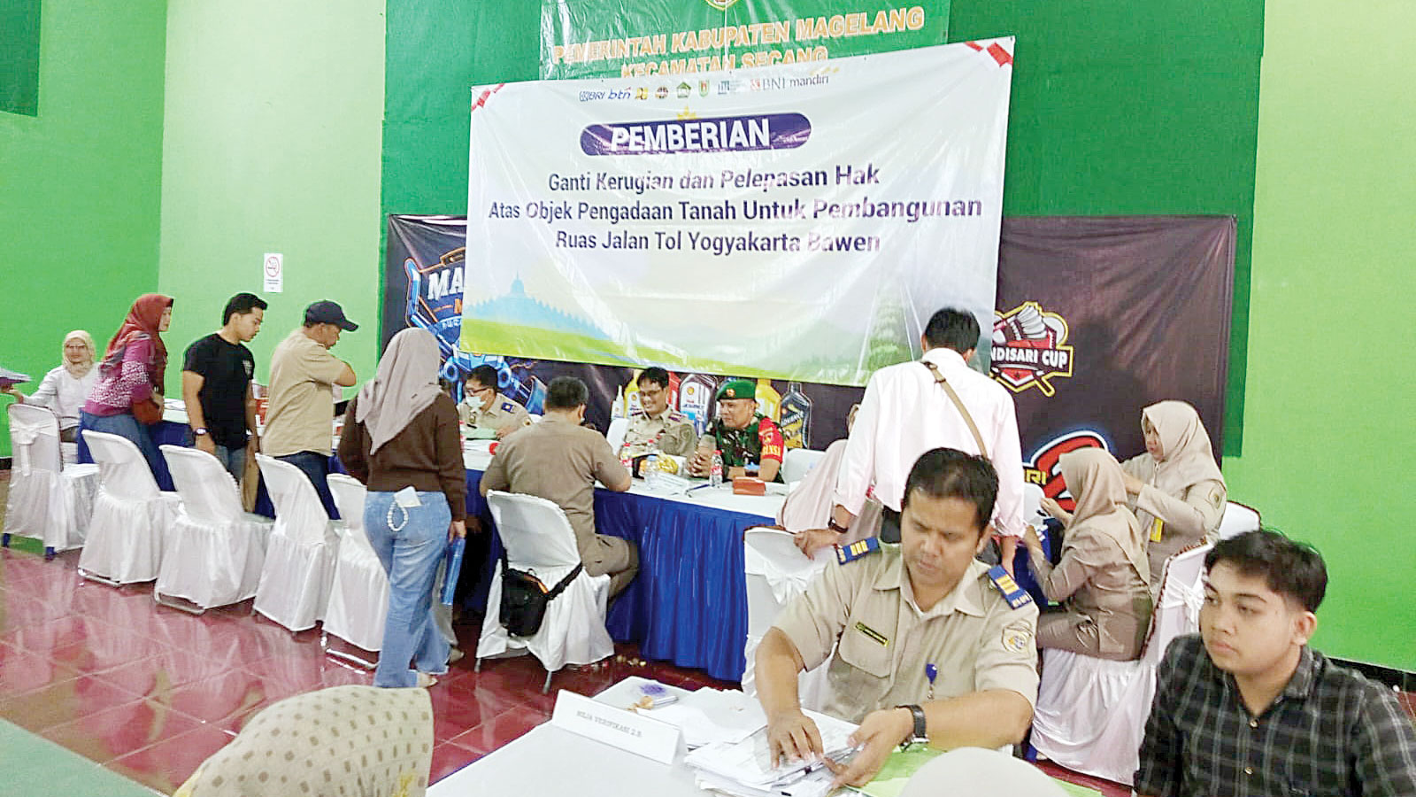 ANTRE: Warga tengah menunggu pembayaran uang ganti kerugian bagi tanahnya yang terdampak proyek tol Jogja-Bawen, kemarin (22/7).
