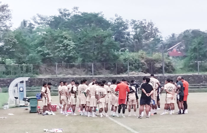 Para pemain PSS Sleman saat menjalani latihan rutin di Lapangan Pakembinangun, Sleman.