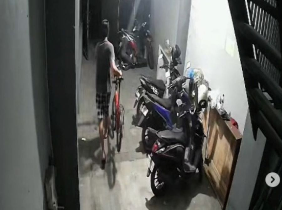 aksi pecurian sepeda di kawasan Maguwoharjo Sleman terekam CCTV