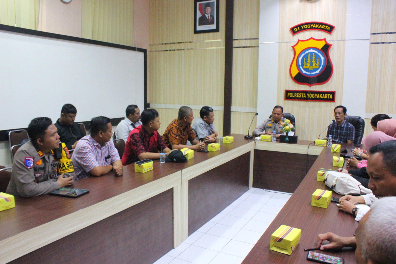 Sesi audiensi yang dilakukan antara PSIM Jogjakarta dengan Polresta Jogjakarta terkait pengamanan jelang pelaksanaan BRI Super League 2025/2026