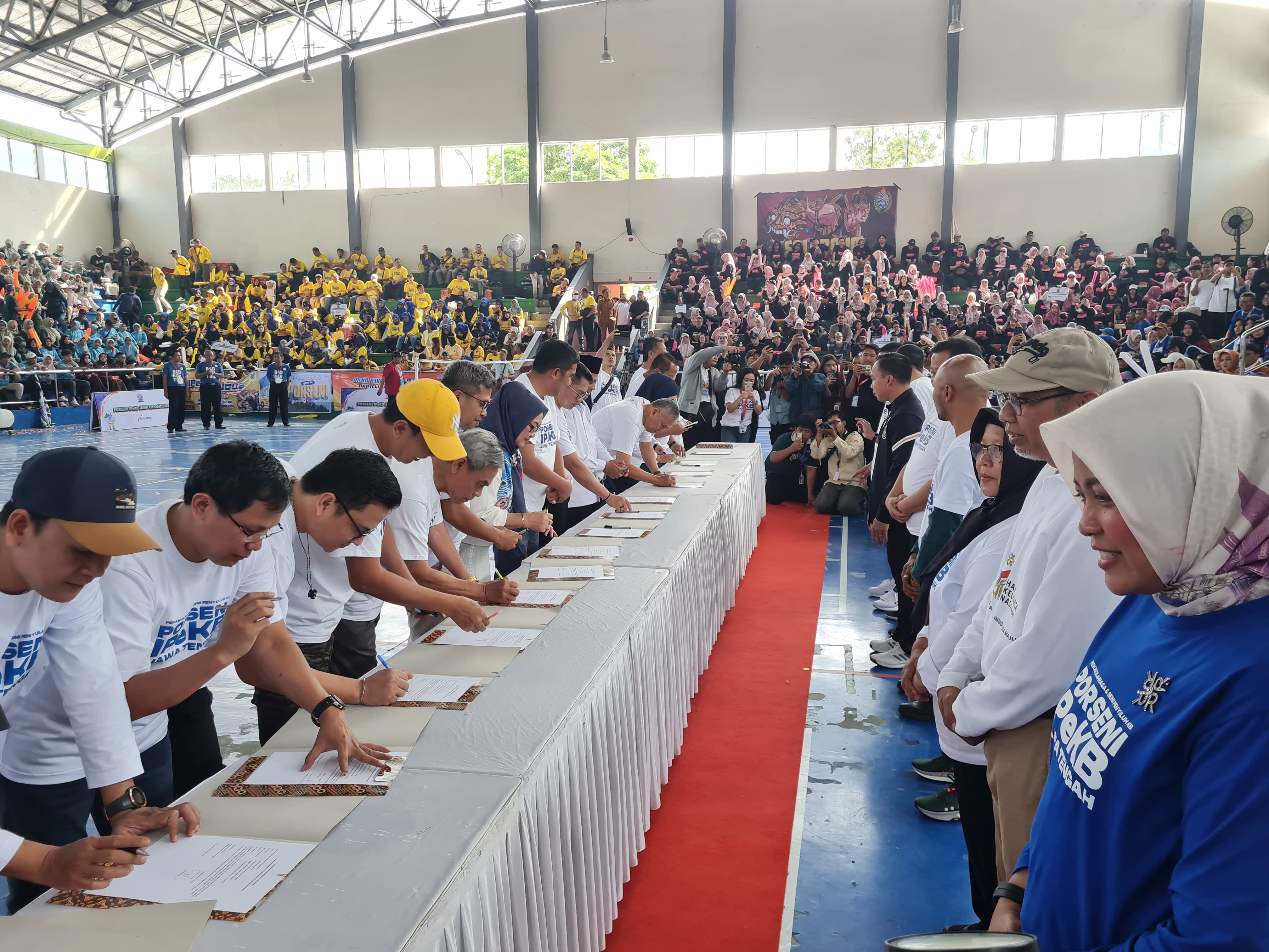 Menteri Dukbangga/Kepala BKKBN bersama wali Kota Magelang saat melakukan kick off Porseni dengan bermain bulu tangkis, Rabu (23/7).  &nbsp;