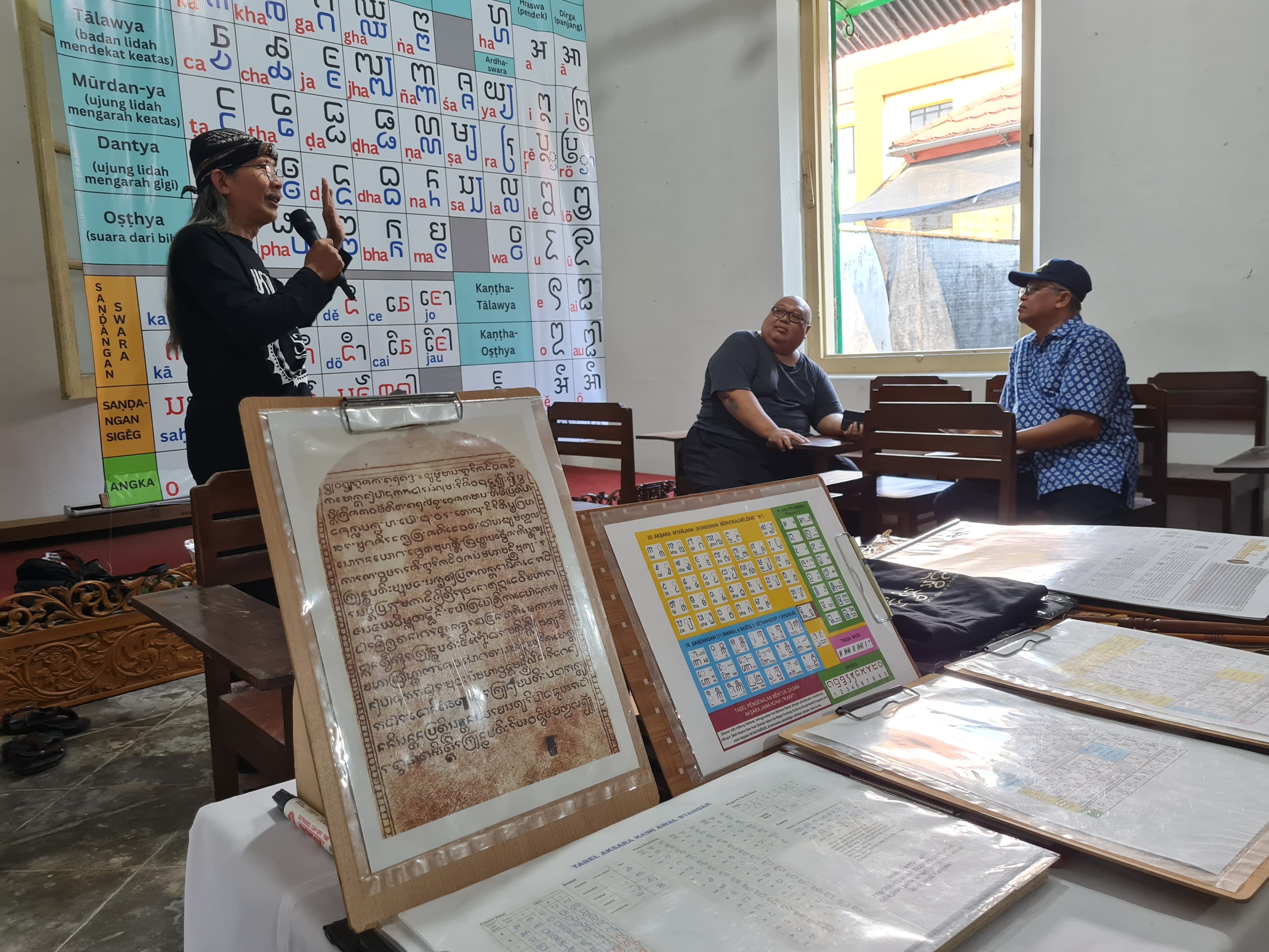 Pameran Aksara Gata mengajak pengunjung menyelami warisan tulisan leluhur.