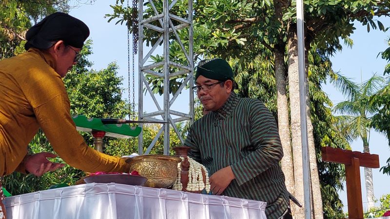 PEMBERSIHAN: Pusaka dari Keraton dibersihkan menggunakan air dan alat pendukung lain.&nbsp;