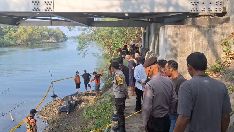 EVAKUASI: Personel gabungan memindahkan mayat ke ambulance.&nbsp;