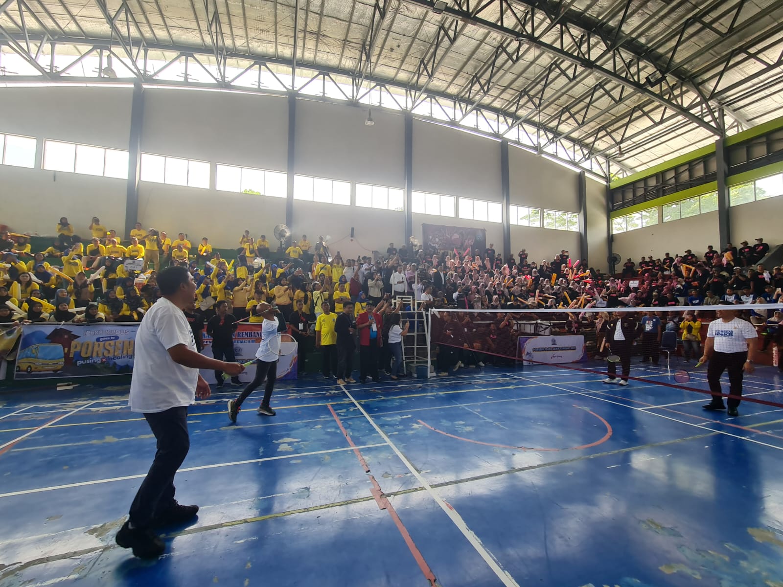 Menteri Dukbangga/Kepala BKKBN bersama wali Kota Magelang saat melakukan kick off Porseni dengan bermain bulu tangkis, Rabu (23/7/2025).