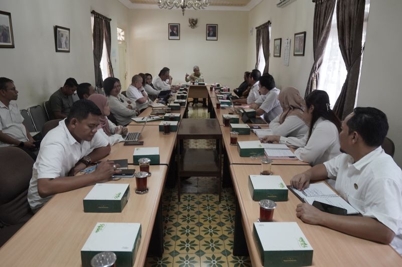 AUDIENSI: Warga terdampak JJLS Kulon Progo bersama OPD Kulon Progo datang untuk mempertanyakan ganti rugi di Ruang Gandhok Kiwa, Kompleks Kepatihan, Jogja Rabu (23/7).