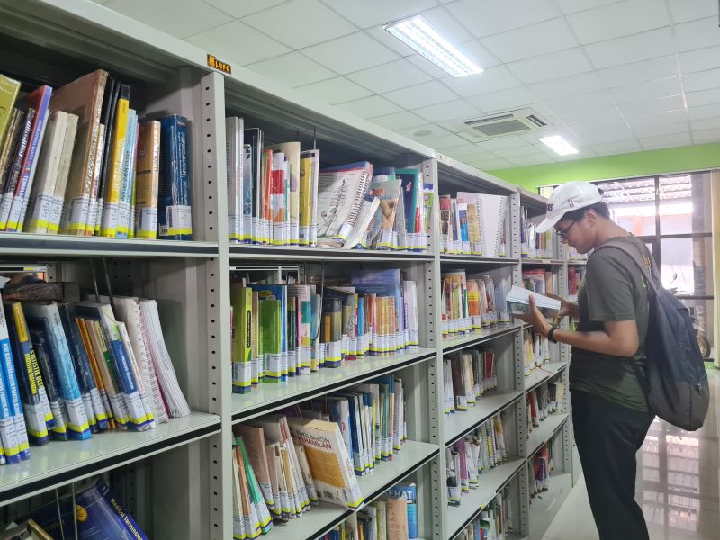 LAYANAN BACA: Seorang pengunjung tengah membaca buku di Perpusataan Daerah Kota Magelang.