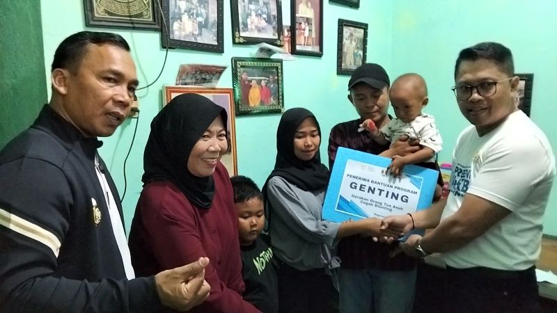 TINJAUAN: Menteri Dukbangga/Kepala BKKBN didampingi sang istri dan wali Kota Magelang saat berkunjung ke salah satu rumah di Perum Depkes, Kramat Utara Rabu (23/7).