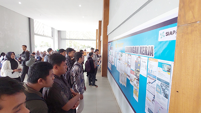 LULUSAN BARU: Sejumlah pencari kerja melihat daftar lowongan pekerjaan yang terpampang di Job Fair 2025, Rabu (23/7/2025).  &nbsp;
