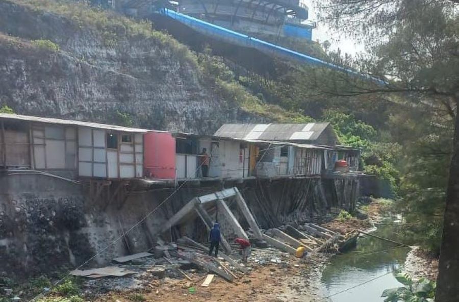 Pondasi cor blok sembilan bangunan yang berdiri tepat di atas badan sungai Ngleses Pantai Drini sudah rampung dibongkar.