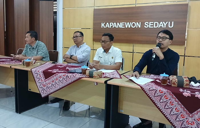Serap Aspirasi: Wakil Ketua Komisi A DPRD DIY Hifni Muhammad Nasikh (kiri) saat monitoring pelaksanaan Perda DIY No. 9 Tahun 2015 di Kapanewon Sedayu, Bantul.