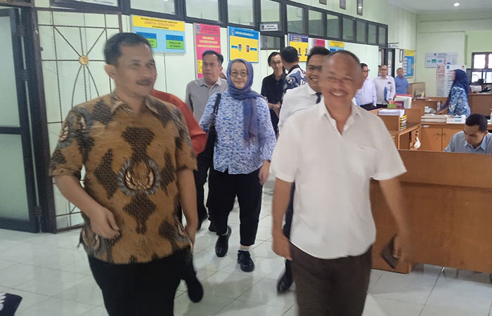 Ketua Komisi A Eko Suwanto (kiri) dan Anggota Komisi A Purwanto ketika berada di Kapanewon Berbah, Sleman. Layanan adminduk dan KIA menjadi fokus kunjungan kerja.