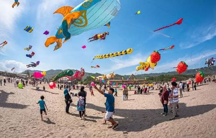 TAHUN LALU: Berbagai aneka jenis layangan ditampilkan dalam JIKF 2024 yang berlangsung di Pantai Parangkusumo, Bantul. Tahun ini ditargetkan lebih dari 30.000 pengunjung yang akan menikmati festival