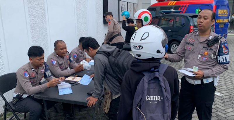 Demi ketertiban bersama, razia polisi sedang berlangsung. Pastikan kendaraan Anda layak jalan dan surat-surat lengkap.