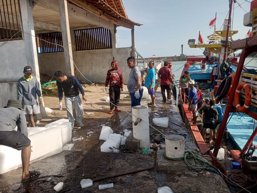 Nelayan Pantai Sadeng sedang memuat es balok ke dalam kapal pada Kamis (24/7).