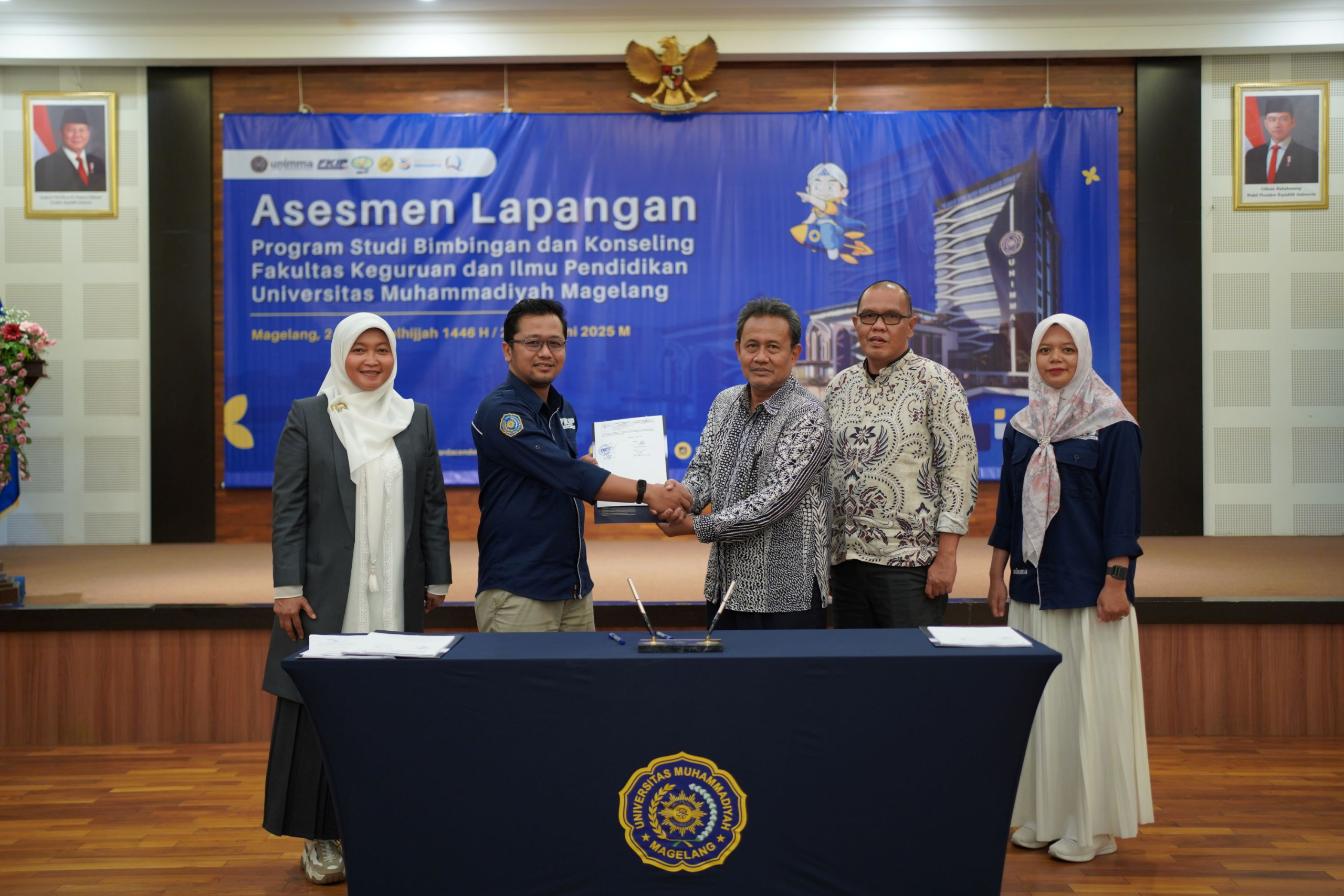 Penandatanganan berita acara oleh asesor saat asesmen lapangan di Unimma, Selasa (22/7).  &nbsp;