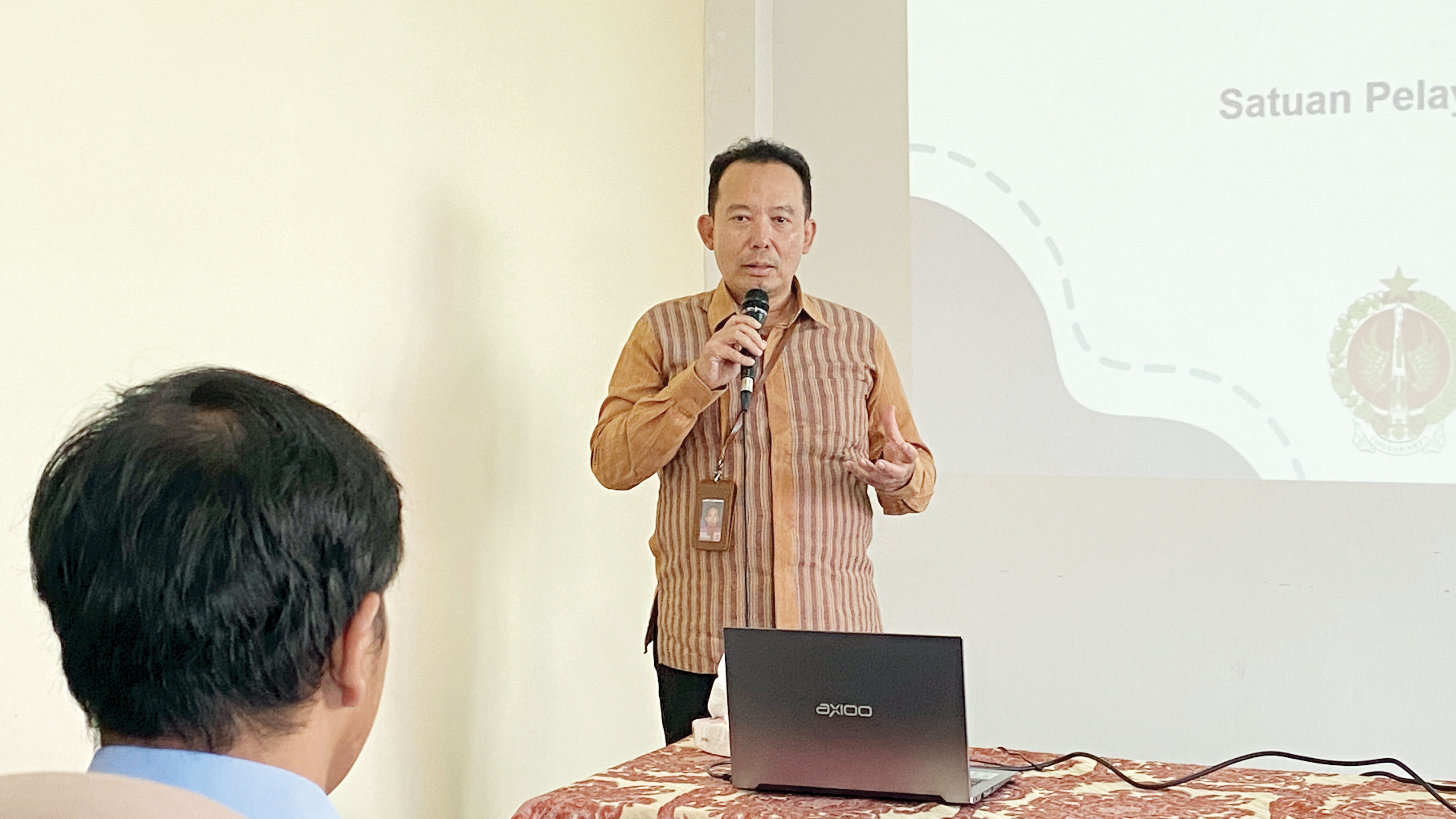GERAKKAN EKONOMI: Kepala Dinas Kelautan dan Perikanan DIY R. Hery Sulistio Hermawan memberikan sambutan dalam pelatihan pengolahan ikan untuk menu MBG kemarin (24/7).
