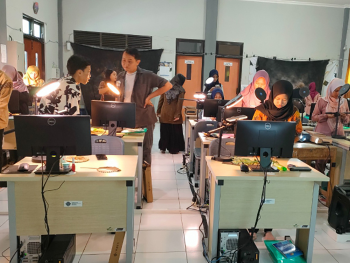 MELEK DIGITAL: Disnaker Kebumen memfasilitasi pelatihan konten kreator untuk pelaku UMKM. Pelatihan ini sebagai upaya para pelaku usaha adaptif di ruang digital.