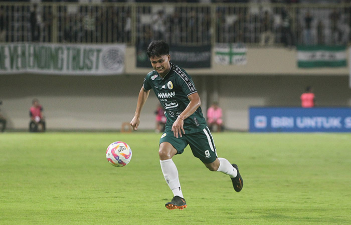 Striker andalan PSS Sleman Hokky Caraka saat pertandingan menghadapi PSM Makassar.