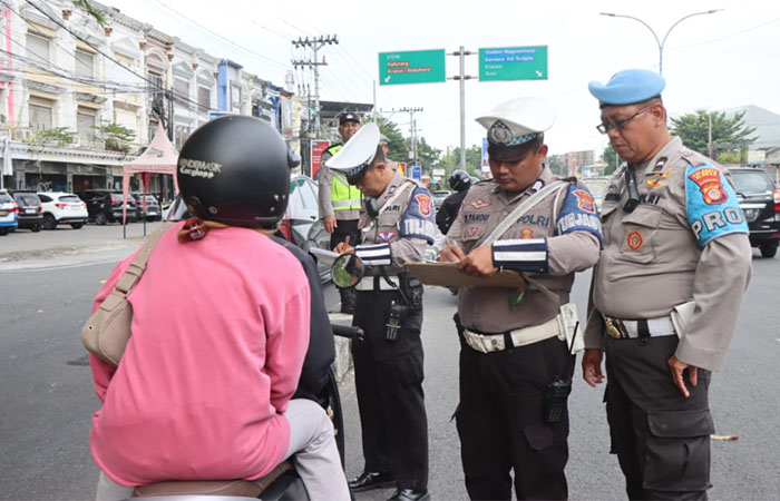 TIGA PENDEKATAN: Petugas Polresta Sleman saat menggelar Operasi Patuh Progo 2025 dengan melibatkan personel lintas satuan fungsi, Rabu (23/7).