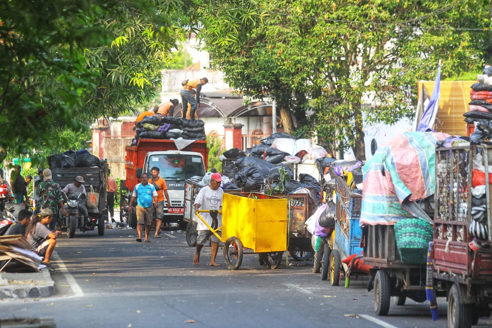 Antrean gerobak sampah di seputaran depo sampah Mandala Krida, Kota Jogja, Kamis (24/7/2025).