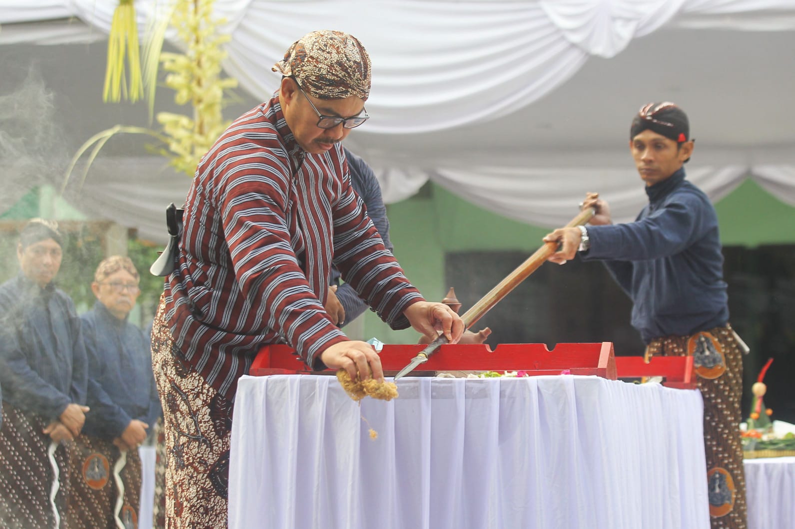 Wali Kota Jogja Hasto Wardoyo membersihkan tombak Kyai Wijoyo Mukti saat prosesi upacara jamasan pusaka di kompleks Balai Kota Jogja, Kamis (24/7/2025).