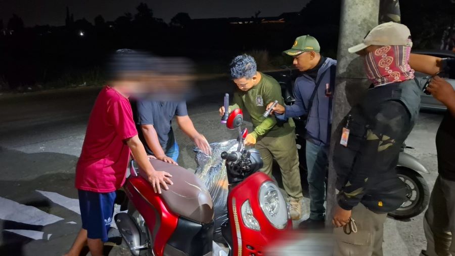 DITINDAK: Satpol PP dan DLH Bantul sedang melakukan OTT terhadap dua pelaku pembuangan sampah liar di Jalan Bugisan Selatan, Kapanewon Kasihan, Bantul Kamis (24/7) dini ha