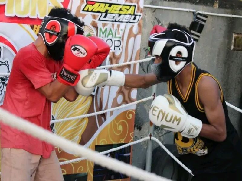 FOKUS LATIHAN: Lawet Boxing Camp membuka ruang bagi remaja untuk ikut berlatih tinju. Hal ini dilakukan agar para remaja tidak terjerumus ke perilaku negatif.