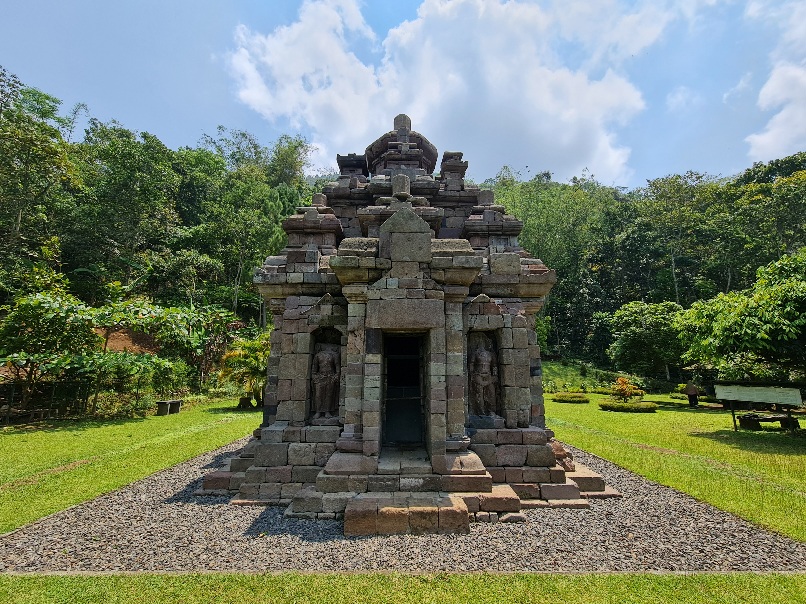 Candi Selogriyo memiliki daya tarik tersendiri. Ditambah pemandangan lanskap alam yang menawan.