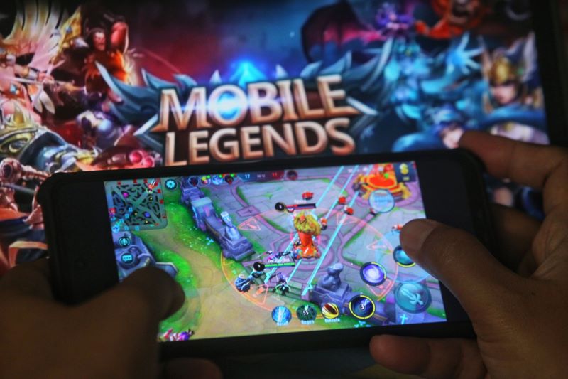Ilustrasi bermain game online Mobile Legends