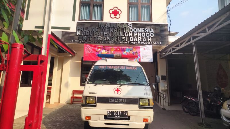 AKTIVITAS: Kondisi Kantor PMI saat menunggu panggilan emergency.&nbsp;