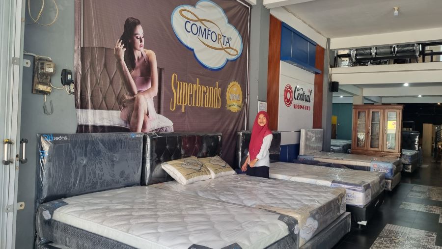 Foto staf Santi Mebel Jogja saat manata stok spring bed dan kasur busa yang mereka jual