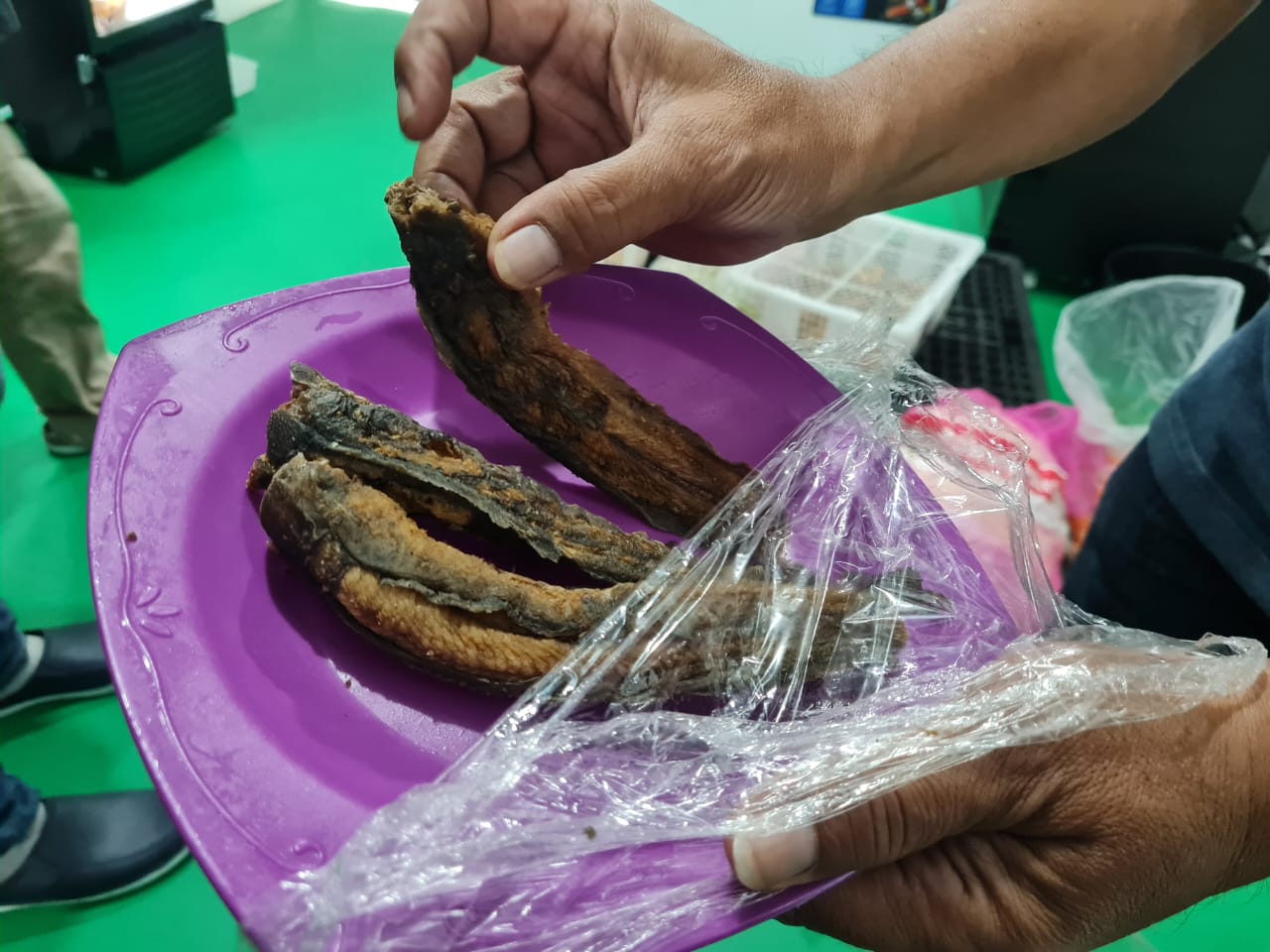 Penanggung Jawab Yayasan Al Fath Islamic Center (AIC) Muntilan saat menunjukkan lauk lele yang diberikan kepada siswa pada Kamis (24/7/2025).