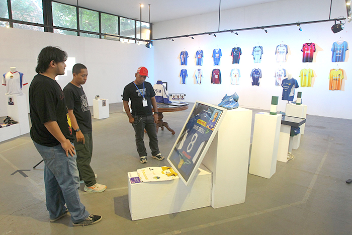 MENDARAHDAGING: Pengunjung melihat koleksi serba-serbi PSIM yang dipamerkan di Museum of Laskar Mataram bertajuk Rise Above 18 Tahun di Kasta Kedua, di The Ratan, Jumat (25/7/2025).