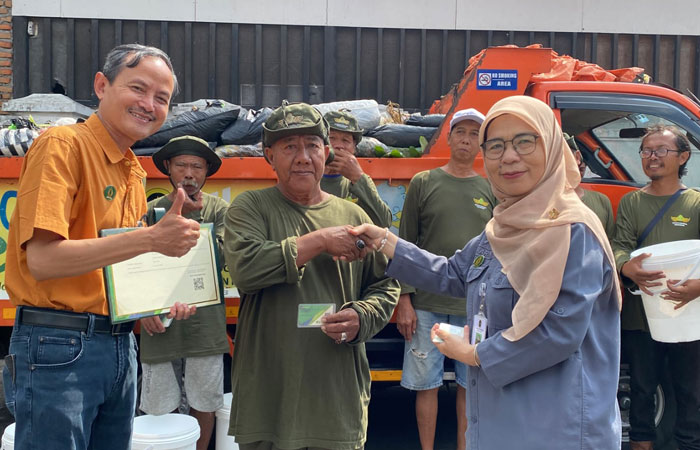 ILUSTRASI:&nbsp;Para penggerobak saat menerima kartu BPJS Ketenagakerjaan dari Lurah Gunungketur Sunarni Jumat (25/7/2025).