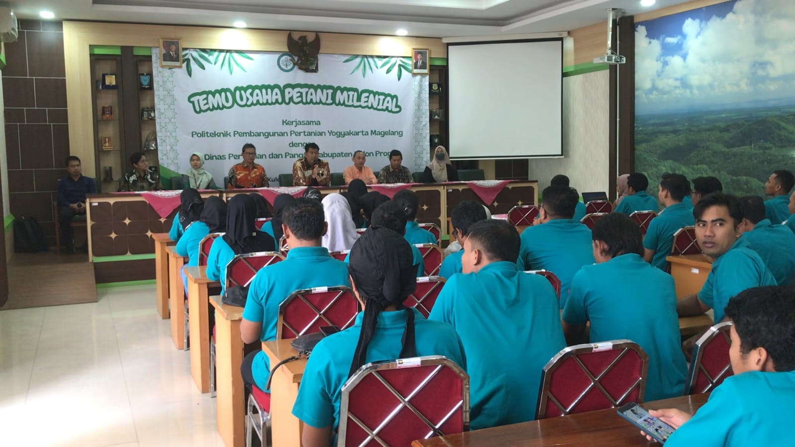 ANTUSIAS: Petani milenial Kulon Progo  mengikuti pelatihan digital marketing di Kalurahan Kulwaru.