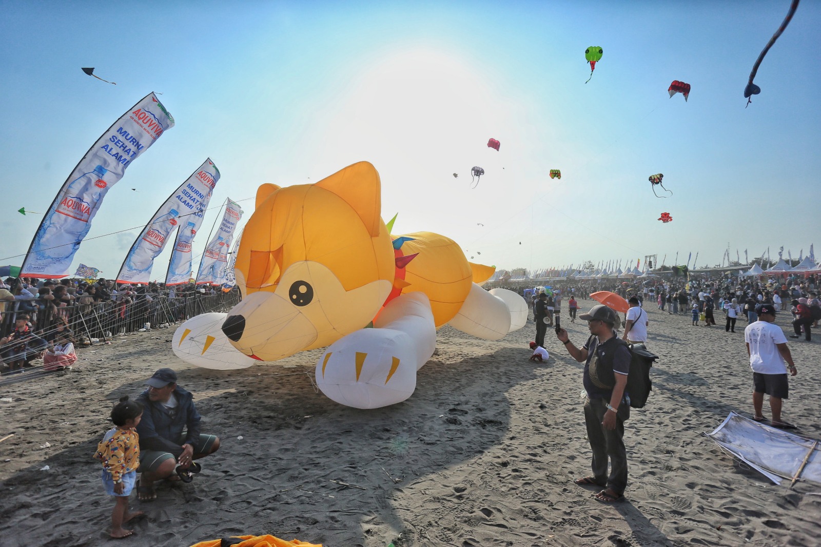 UNIK: Peserta berusaha menerbangkan layangan 3D berbentuk anjing saat Jogja International Kite Festival (JIKF) 2025 di Pantai Parangkusumo, Bantul Sabtu (26/7).