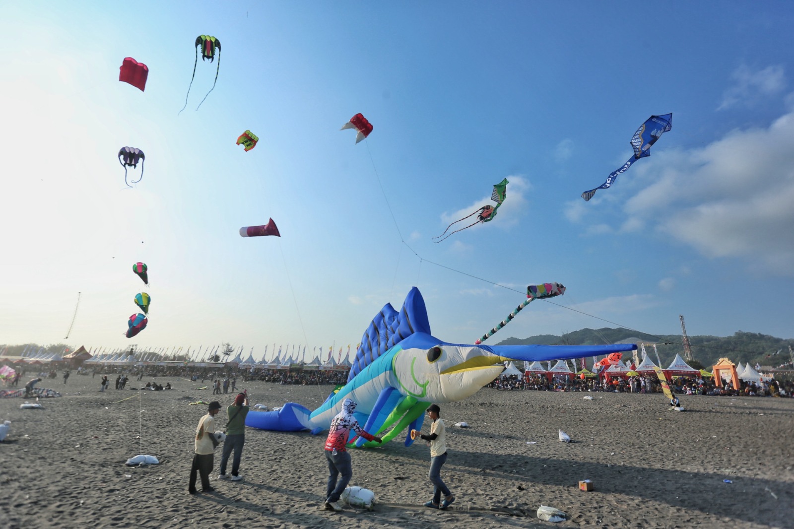 UNIK: Peserta berusaha menerbangkan layangan 3D berbentuk anjing saat Jogja International Kite Festival (JIKF) 2025 di Pantai Parangkusumo, Bantul Sabtu (26/7).