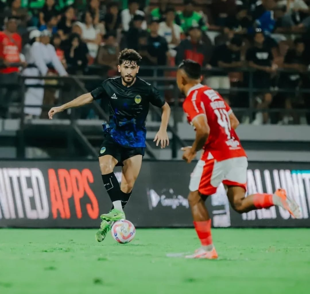 Pemain asing PSIM Jogja Rahmatsho saat berebut bola dengan pemain Bali United&nbsp;