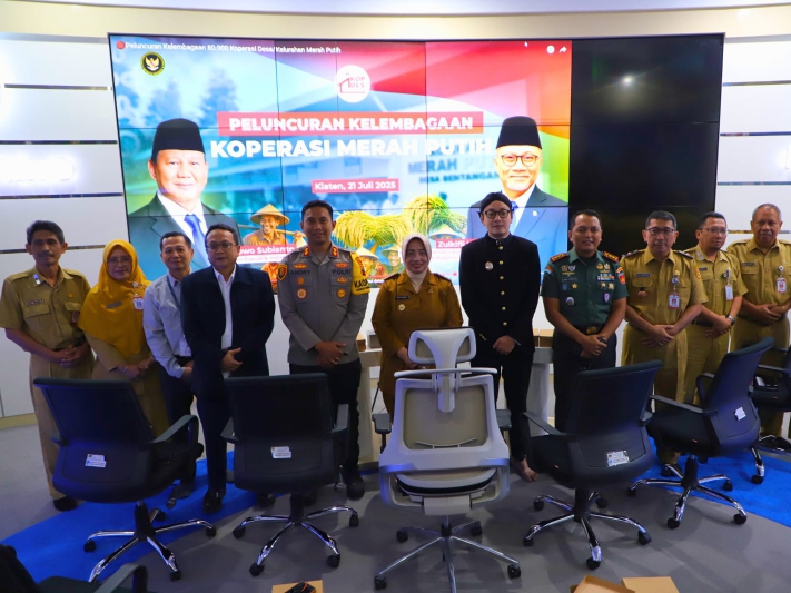 . Bupati Purworejo Yuli Hastuti didampingi jajaran Forkopimda mengikuti peluncuran Kopdes Merah Putih secara daring. (Dokumentasi Prokopim Purworejo)