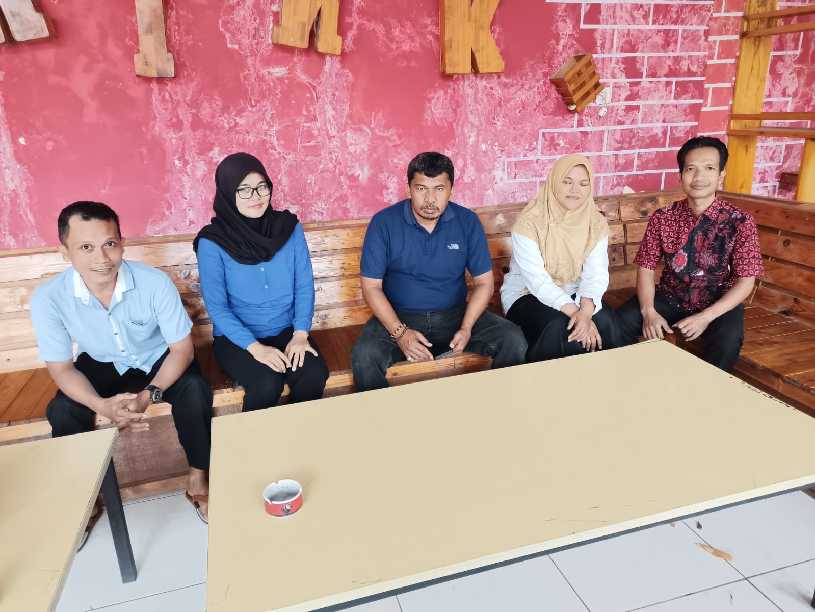 Pengurus dan anggota Forum Aliansi Honorer R2 dan R3 Kebumen berkumpul untuk diskusi membahas kejelasan nasib mereka.