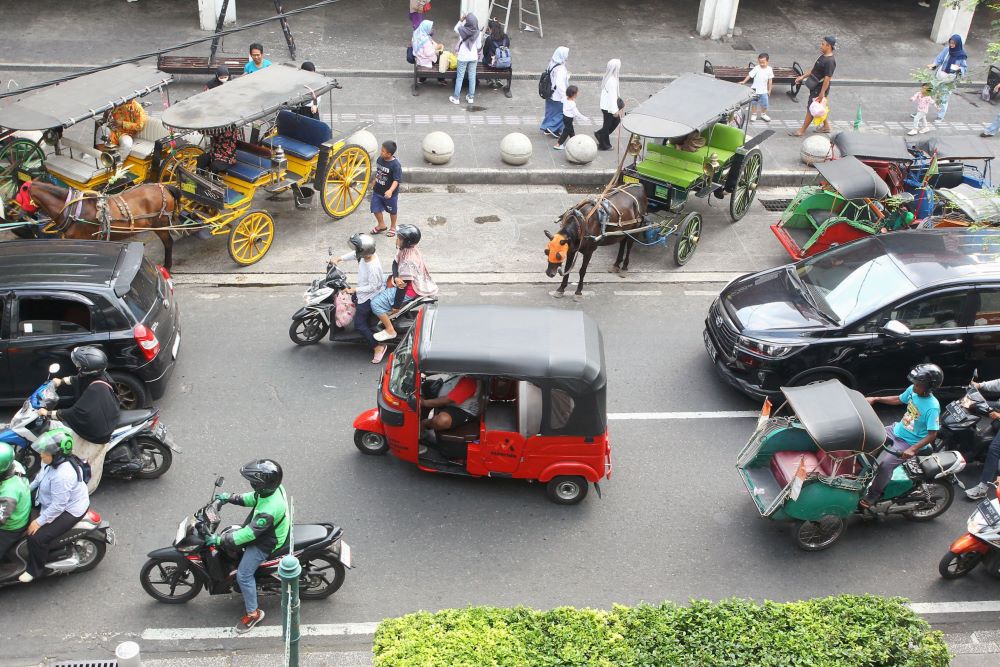 Kendaraan saat melewati kawasan Malioboro, Kota Jogja (6/7). Rencana pemberlakuan Malioboro menjadi kawasan pedestrian total semakin dekat, sebagai program pendukung status Sumbu Filosofi