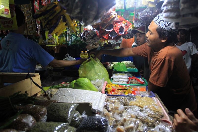 JUAL BELI: Pedagang melayani pembeli di Pasar Gading, Kota Jogja Minggu (27/7).