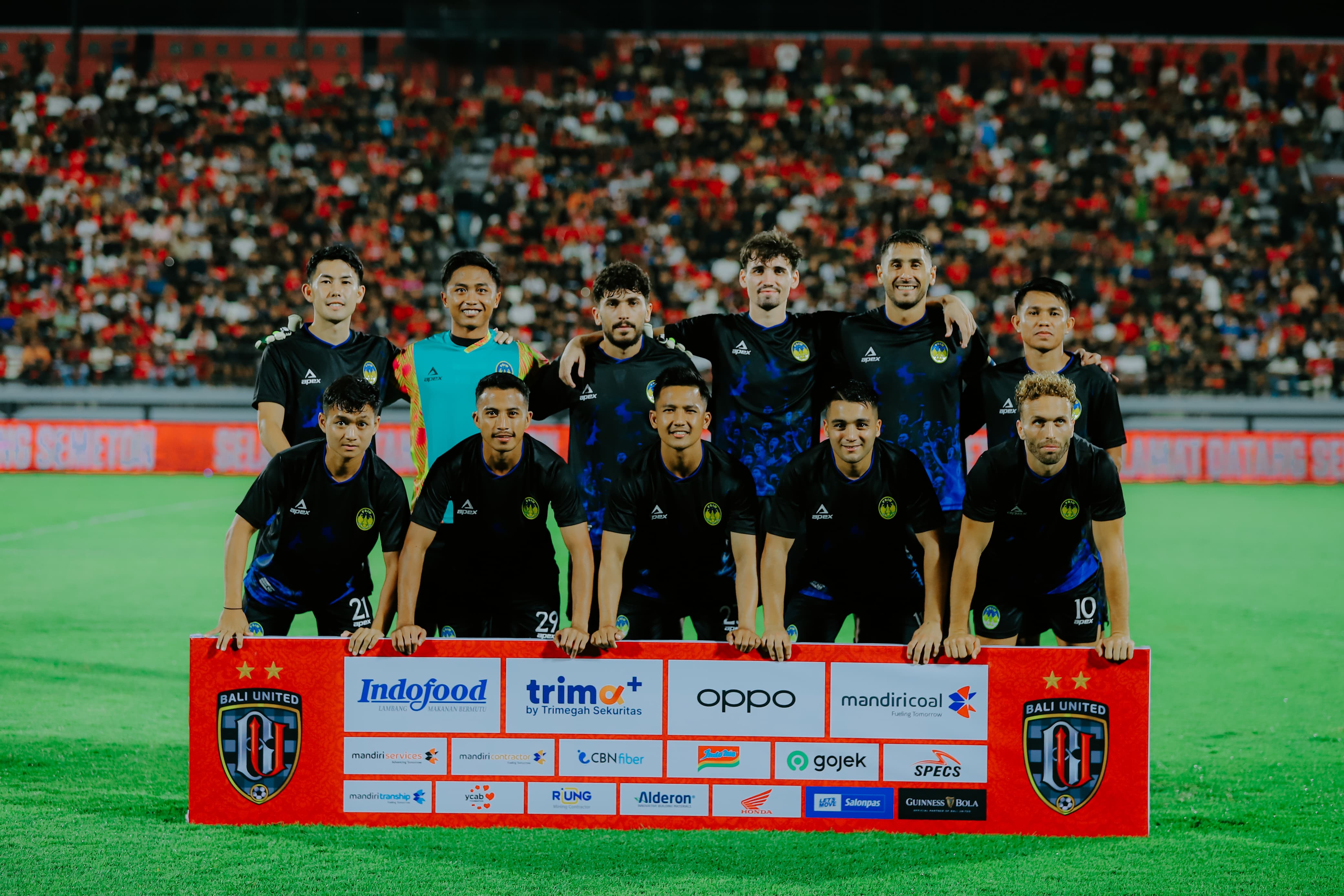 Para pemain PSIM Jogjakarta saat menghadapi Bali United dalam laga ujicoba jelang bergulirnya kompetisi BRI Super League