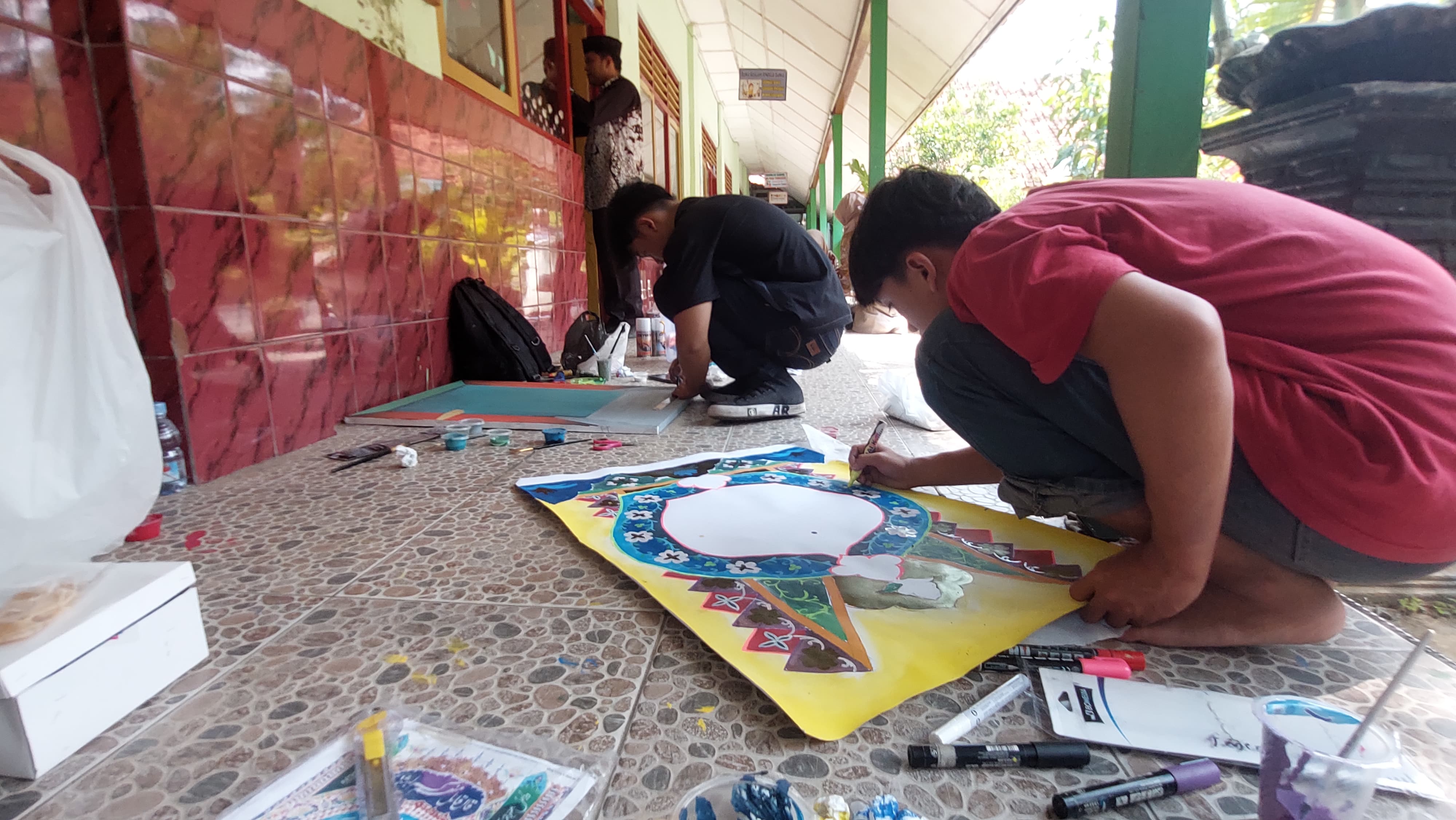 KOMPETISI: Peserta MTQ menggambar kaligrafi pada mata lomba khat.